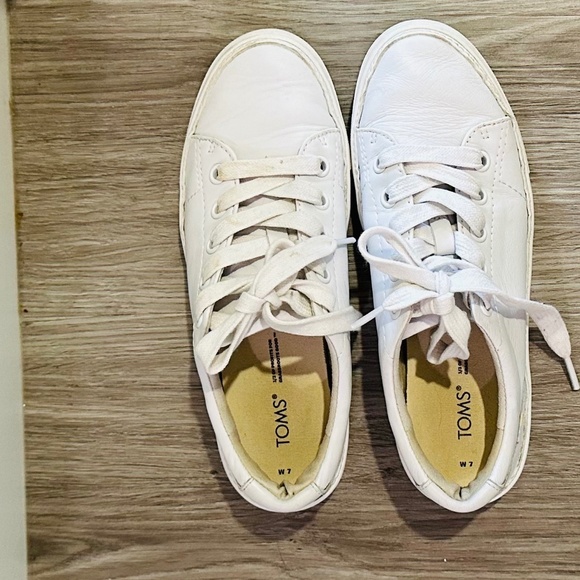 TOMS Women’s size 7 White Leather Lace Up Sneakers - Picture 9 of 9